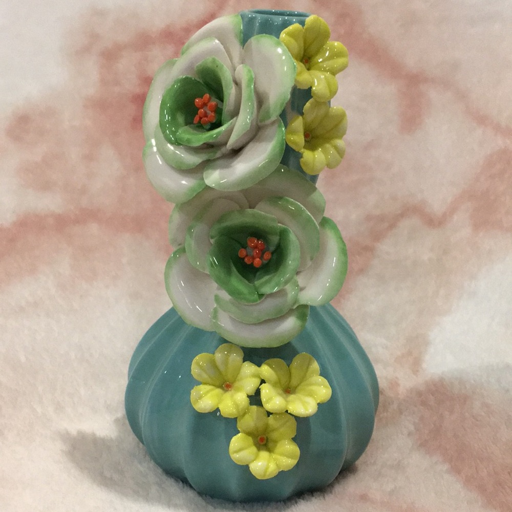“Blooming Bright” Ceramic Bud Vase 3D ceramic Flowers NWOT 4”x6.5” Handcrafted - Picture 13 of 16